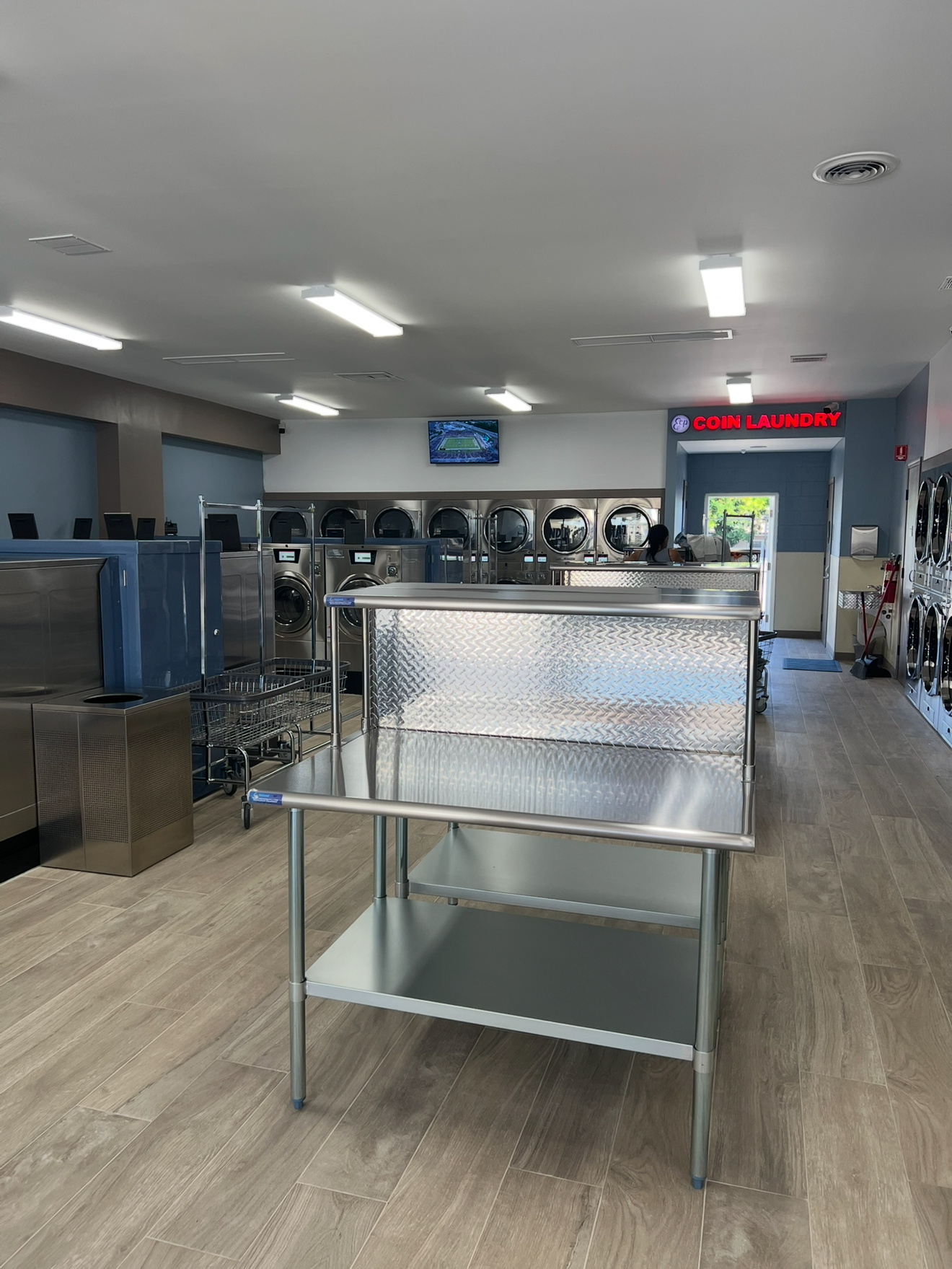 ECP Coin Laundry Arcadia - Professional Stainless Steel Folding Station and Modern Equipment